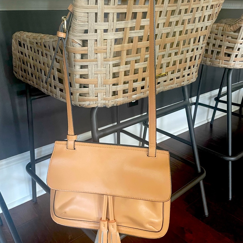 Great size bag to travel with that can go over shoulder or use as a clutch.